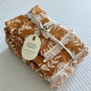 Nwt Threshold Bath Towel Set gold